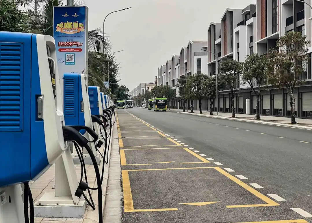 校园访客机选型指南：从功能配置到安全标准的全面对比